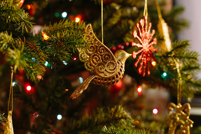 Arbre de Noël avec décoration en forme d'oiseau