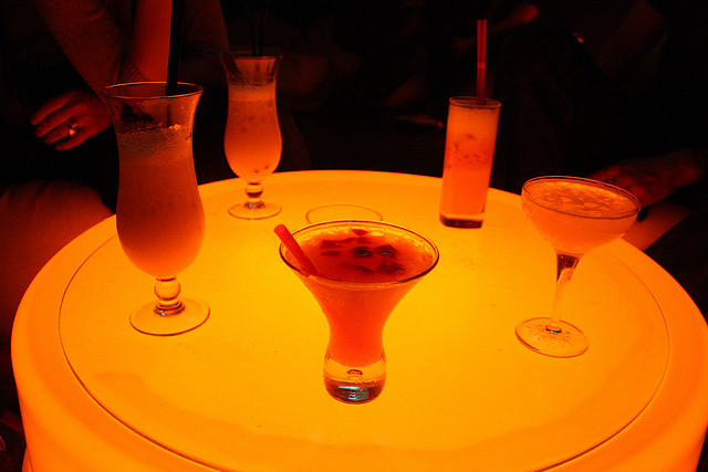 Cocktails posés sur une table