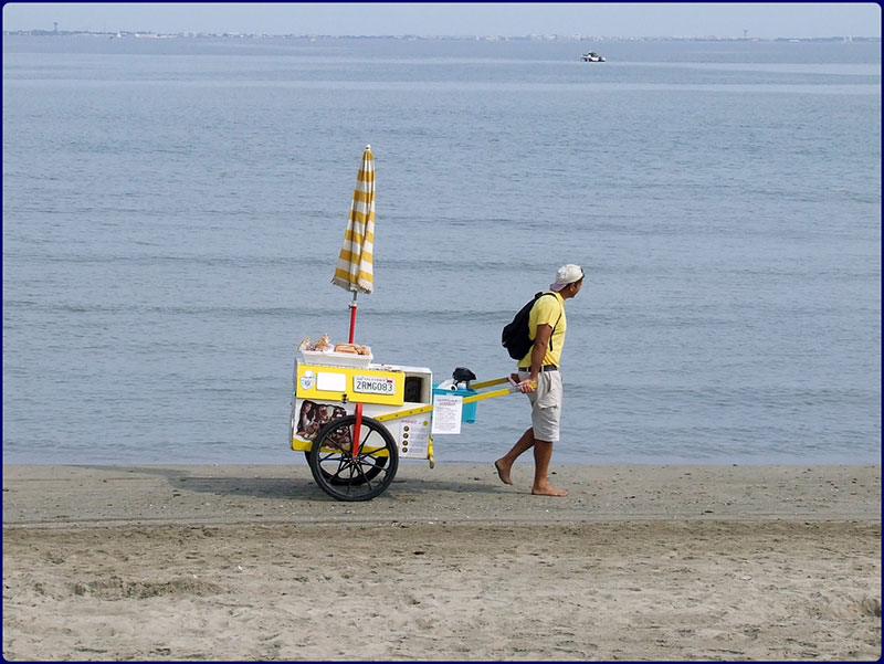 vendeur ambulant de beignets sur la plage